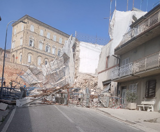 Monteprandone - Crolla ponteggio di un cantiere, strada transennata